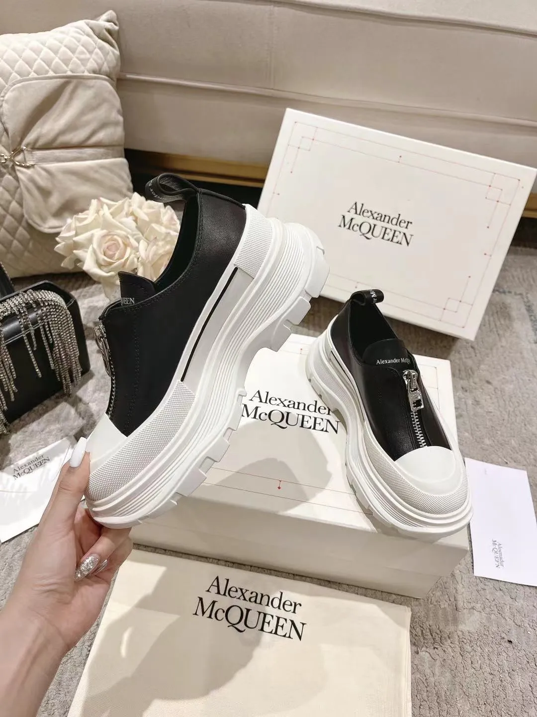 👟👟Ex-factory price 600👟👟 Men's size +10 2023 McQueen classic hot style, top version! ALEXANDERAIexanderMcQUEEN✅ has been certified. The latest 2023 counters will be launched at the same time, international T stage catwalk models. 💯Purchased from top ZP, the original version is 1:1 customized, perfectly reproduced, embellished with waterproof zippers on off-road inspired clothing, with imported anti-wear super soft sock cuffs, 3D glue bright strips, excellent comfort, outsole: original TPU double-layer combination outsole. Fabric: Imported silk cow leather Lining: Imported super soft Lycra/space cloth Foot pads: Imported silk sheepskin Size: 35-40 for women, 39-45 for men. Color: all black, black and white, all white, (add 10 for men’s model)